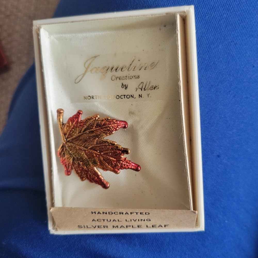 Handcrafted silver maple leaf pin. - Picture 2 of 3